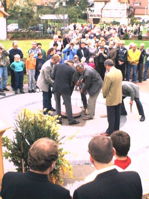 Dorfplatzeinweihung -vergrößern Dorfplatzeinweihung - vergrößern