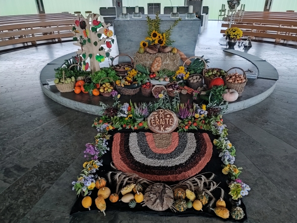 Prachtvoller Altar zum Erntedankfest, Bild in Grodarstellung